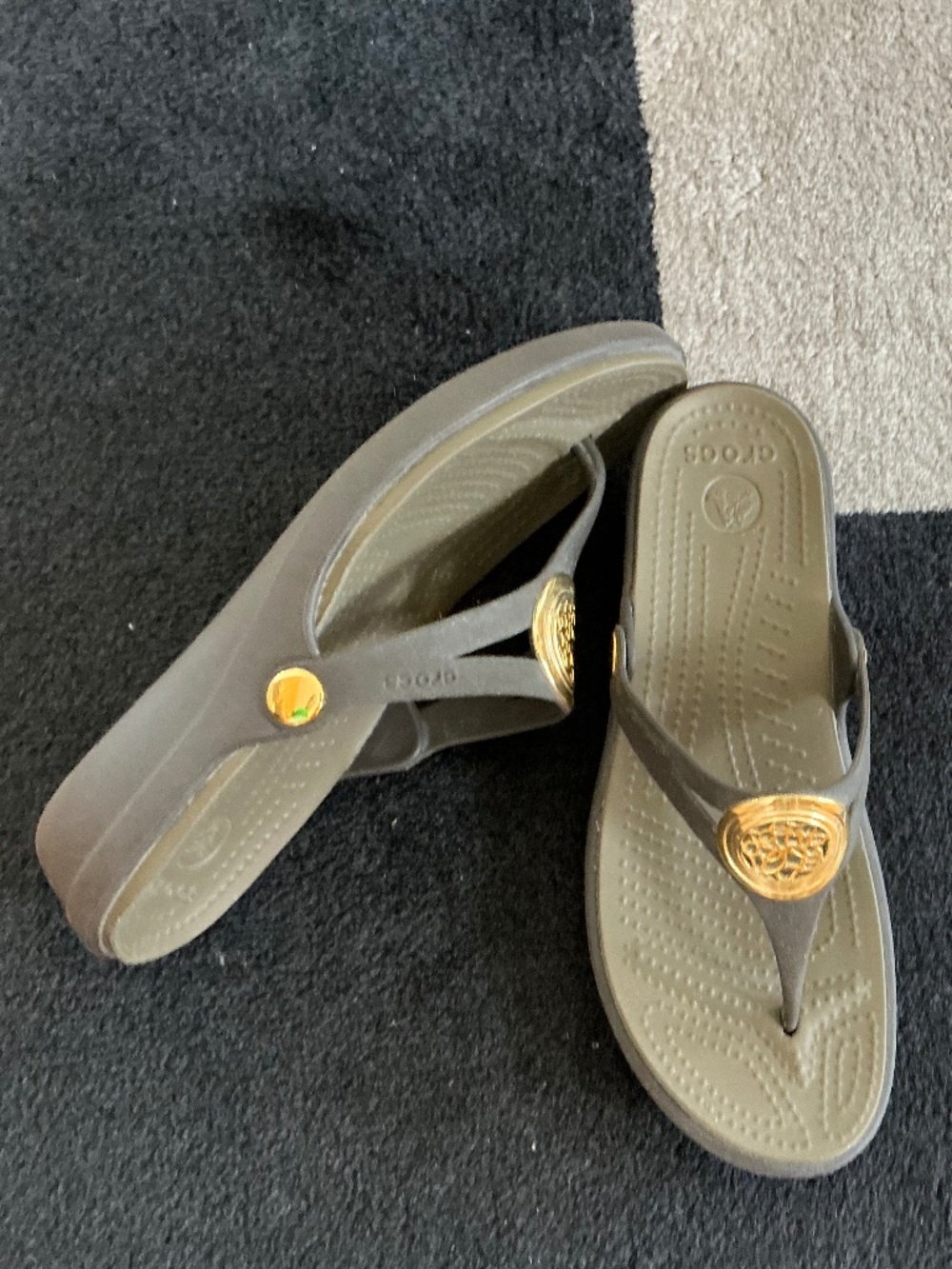 Crocs Women’s Flip Flops Sandals Gray with Gold Medallion Accent – Size W8 - Picture 2 of 4
